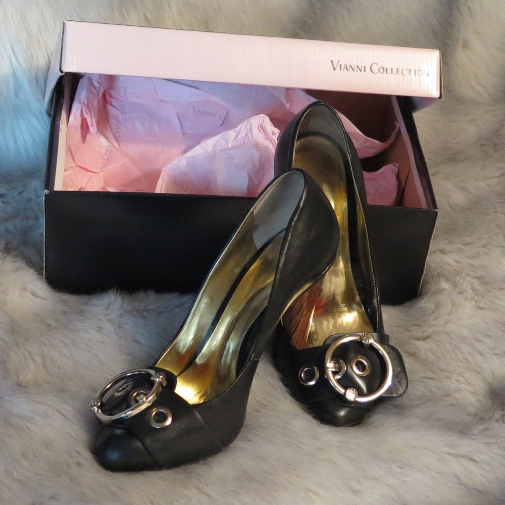 VIANNI COLLECTION LEATHER SHOES WITH BUCKLE DETAIL